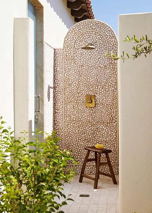 Mosaico e seixo rolado em ducha externa